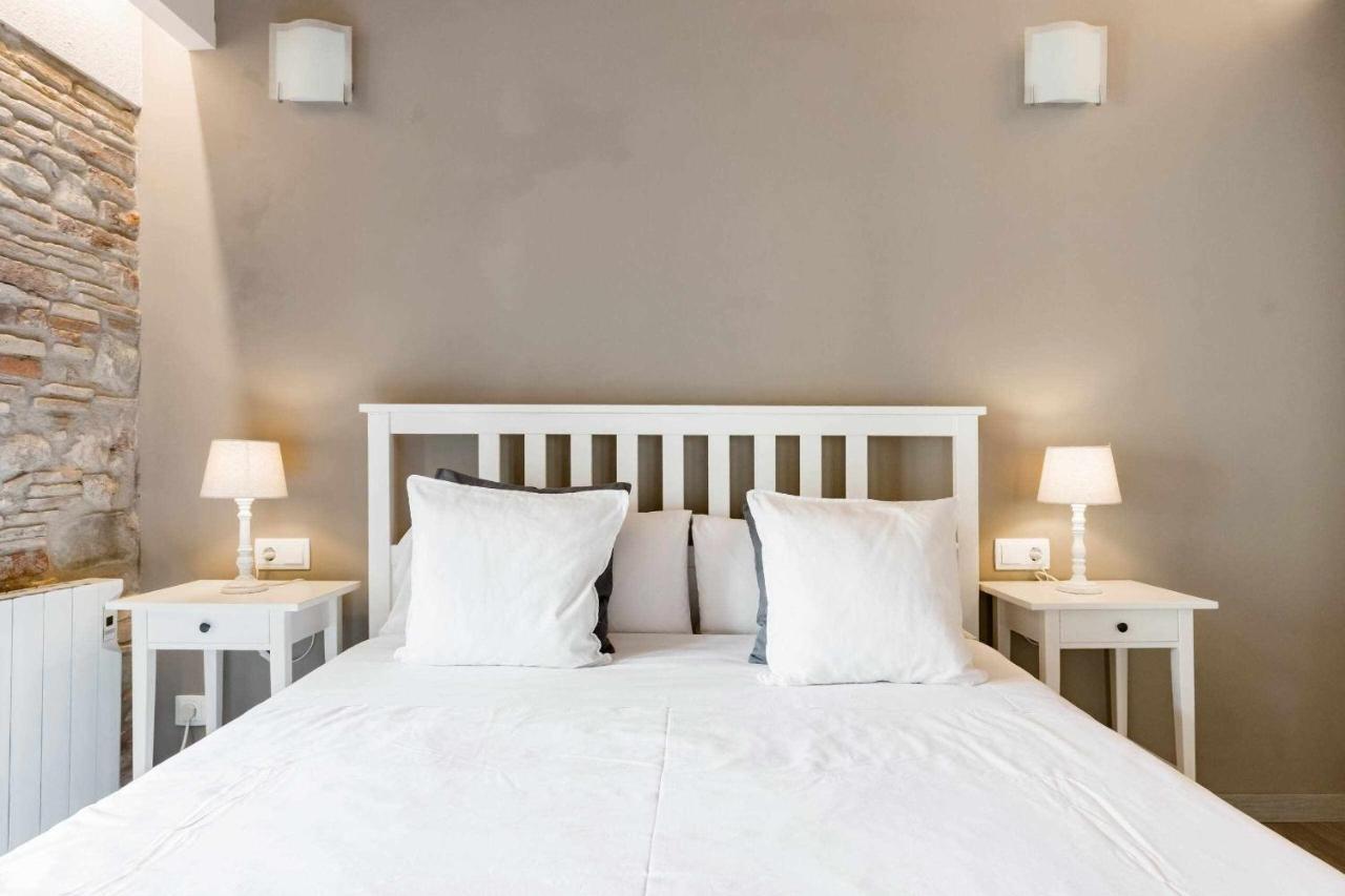 Revitalized Apartment In Historical Building Girona Luaran gambar
